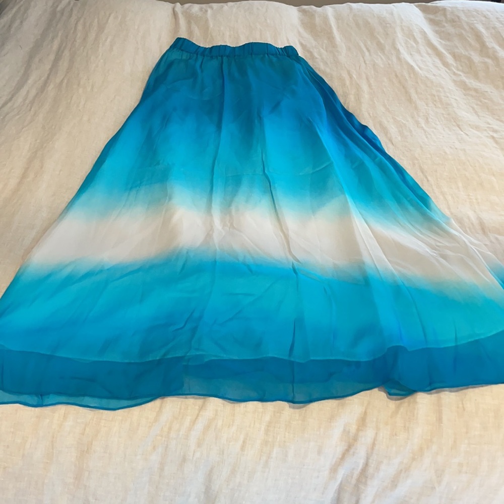 Stunning 💯 silk and 💯 cotton lined maxi skirt.